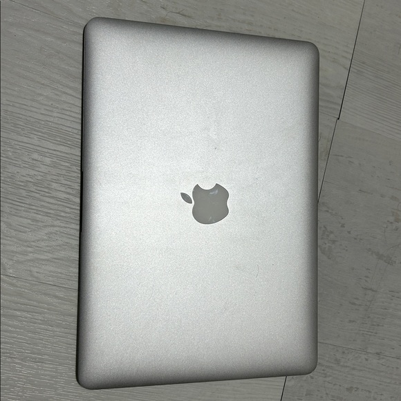 121 Gb Apple MacBook in Sleek Silver Finish
